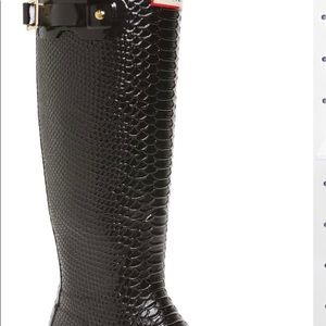 Hunter snake print black boots
